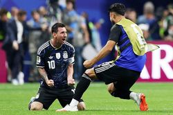 Kiến tạo 2 bàn hạ tuyển Anh, Messi chỉ ca ngợi đồng đội