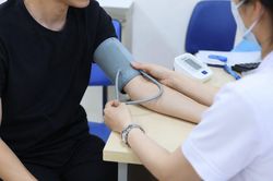 29 tuổi nhập viện vì huyết áp 190: Thức khuya, cà phê và ăn mặn tích tụ thành bệnh