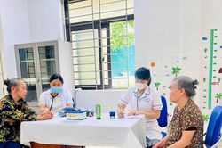 Nhân viên y tế thôn, tổ dân phố, cô đỡ thôn được hỗ trợ hàng tháng