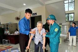 Phường T&ugrave;ng Thiện kh&aacute;m bệnh, cấp thuốc miễn ph&iacute; cho 157 người c&oacute; c&ocirc;ng, đối tượng ch&iacute;nh s&aacute;ch