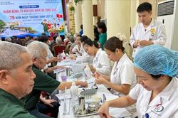 Kh&aacute;m sức khỏe, tri &acirc;n gần 1.200 người c&oacute; c&ocirc;ng tr&ecirc;n địa b&agrave;n phường Đống Đa