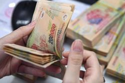 Người lao động đ&oacute;n tin vui khi sắp điều chỉnh mức lương tối thiểu v&ugrave;ng tăng 7,8% từ ng&agrave;y 1/1/2027