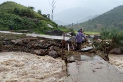Nước lũ, sạt lở cuốn phăng 30m đường tr&ecirc;n Quốc lộ 12 ở Lai Ch&acirc;u, 10 con tr&acirc;u ở L&agrave;o Cai bị cuốn tr&ocirc;i