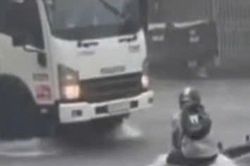Mưa lớn biến quốc lộ th&agrave;nh d&ograve;ng s&ocirc;ng, nam thanh ni&ecirc;n su&yacute;t gặp nạn v&igrave; d&ograve;ng chảy xiết