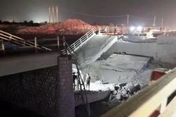 Mỹ tấn công một số cây cầu tại Iran, Tehran cảnh báo 'toàn khu vực sẽ phải trả giá'