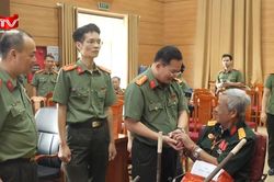 Cụm thi đua số 5 CATP Hà Nội tổ chức hành trình về địa chỉ đỏ, tri ân người có công