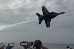 Tiêm kích bay biểu diễn 'vuốt tóc' khán giả, Hải quân Mỹ mở cuộc tra soát an toàn