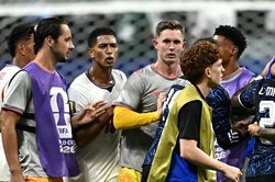 Cảnh cầu thủ Argentina khiêu khích trước khi bị Bellingham tát vào đầu