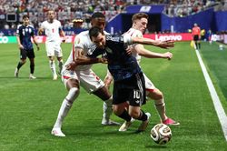 Messi vẫn đi bộ, thì sao?