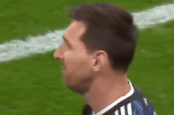 Rice tho&aacute;t thẻ đỏ khi đối đầu Messi
