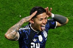 'Cỗ máy chiến đấu' hay không kém Messi ở Argentina