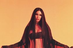 Megan Fox táo bạo ở tuổi 40