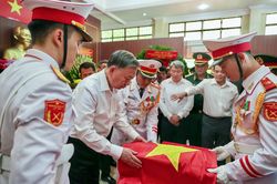 Tổng Bí thư, Chủ tịch nước tưởng niệm liệt sĩ ở công viên Lê Thị Riêng