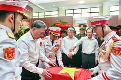 Tổng B&iacute; thư, Chủ tịch nước tưởng niệm liệt sĩ ở c&ocirc;ng vi&ecirc;n L&ecirc; Thị Ri&ecirc;ng