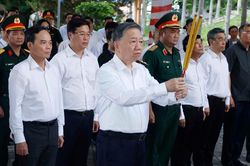 Tổng B&iacute; thư, Chủ tịch nước T&ocirc; L&acirc;m d&acirc;ng hương tưởng niệm c&aacute;c Anh h&ugrave;ng liệt sĩ tại C&ocirc;ng vi&ecirc;n L&ecirc; Thị Ri&ecirc;ng