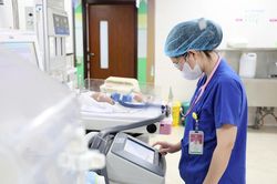 Phú Thọ ứng dụng kỹ thuật hạ thân nhiệt cứu sống bé sơ sinh nguy kịch