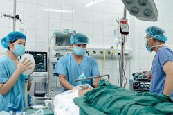 Bệnh viện Hữu nghị Việt Đức cấp cứu 2 ca đa chấn thương nặng từ vụ tai nạn xe khách trên cao tốc Pháp Vân-Cầu Giẽ