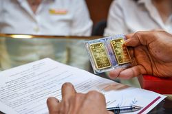 Giá vàng ngày 17/7: Tiếp tục 'lao dốc' phiên thứ 2 liên tiếp