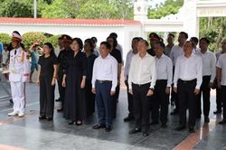 Các đồng chí lãnh đạo Quốc hội dâng hương tại Ngã ba Đồng Lộc