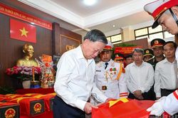 [Ảnh] Tổng B&iacute; thư, Chủ tịch nước T&ocirc; L&acirc;m c&ugrave;ng Đo&agrave;n c&ocirc;ng t&aacute;c Trung ương thăm, kiểm tra lực lượng đang thực hiện nhiệm vụ t&igrave;m kiếm, quy tập h&agrave;i cốt liệt sĩ tại C&ocirc;ng vi&ecirc;n L&ecirc; Thị Ri&ecirc;ng