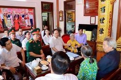Bí thư Tỉnh ủy Quảng Ninh Quản Minh Cường thăm, tặng quà Mẹ Việt Nam Anh hùng, thương binh, người có công