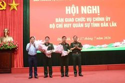 Bàn giao chức vụ Chính ủy Bộ Chỉ huy Quân sự tỉnh Đắk Lắk