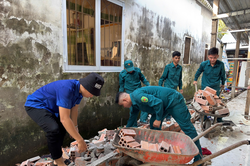 Cà Mau: Ban CHQS xã Hưng Mỹ giúp hộ nghèo dọn dẹp chuẩn bị xây nhà mới