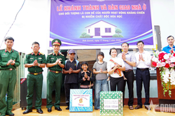 Sư đo&agrave;n 320: B&agrave;n giao 3 căn nh&agrave; cho con đẻ của người hoạt động kh&aacute;ng chiến bị nhiễm chất độc h&oacute;a học
