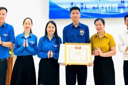 Trao bằng khen và huy hiệu 'Tuổi trẻ dũng cảm' tặng học sinh Lê Đức Trung