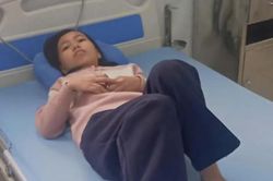 Người cha nghèo chăm hai con gái mang bệnh