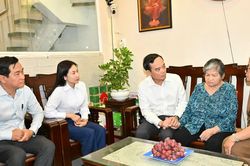Bí thư Thành ủy TPHCM Trần Lưu Quang thăm các gia đình chính sách tiêu biểu