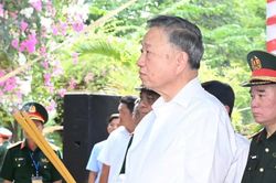 Tổng Bí thư, Chủ tịch nước Tô Lâm dâng hương tưởng niệm các Anh hùng liệt sĩ tại Công viên Lê Thị Riêng