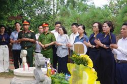 Đo&agrave;n c&ocirc;ng t&aacute;c của Quốc hội tri &acirc;n Đại tướng V&otilde; Nguy&ecirc;n Gi&aacute;p v&agrave; c&aacute;c anh h&ugrave;ng liệt sĩ
