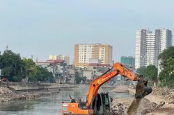 Loạt máy xúc phủ kín sông Kim Ngưu, dự án gần 700 tỷ tăng tốc về đích
