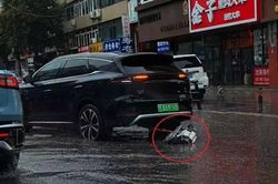 BYD Tang rơi cụm mô tơ điện giữa đường, hãng xe Trung Quốc nói gì?