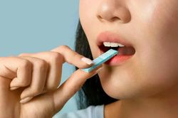 Mối liên hệ bất ngờ giữa nhai kẹo cao su có đường và giảm huyết áp