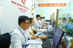 [VIDEO] Công chức Hà Nội, Hải Phòng ngộp thở vì điểm danh qua nhiều cổng