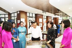 Hơn 200 tư liệu quý lay động lòng người tại triển lãm 'Thanh xuân gửi lại'