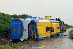 Thủ tướng yêu cầu làm rõ nguyên nhân vụ lật xe khách khiến 4 người tử vong