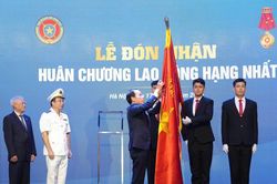 Cục Quản lý Thi hành án dân sự đón nhận Huân chương Lao động hạng Nhất