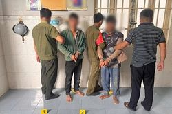 Mật phục xuyên đêm bắt 2 người nước ngoài chuyên vượt biên vào Việt Nam trộm xe máy