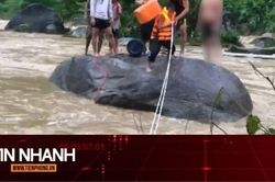 TIN NHANH: Nghẹt thở giải cứu 3 người mắc kẹt giữa dòng lũ đổ về hồ thủy điện