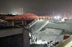 Mỹ không kích 5 cây cầu ở Iran