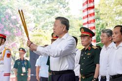 Tổng Bí thư, Chủ tịch nước Tô Lâm dâng hoa, dâng hương tưởng niệm Anh hùng liệt sĩ tại công viên Lê Thị Riêng