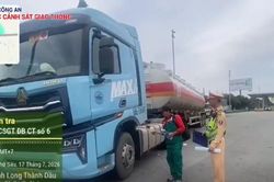 Bị tạm giữ giấy phép lái xe, tài xế vẫn điều khiển xe bồn chở xăng dầu trên cao tốc