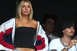 Harper Beckham làm lu mờ hai anh trai ở World Cup