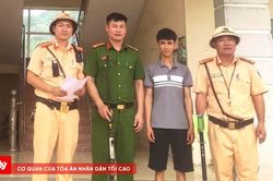 Thấy cảnh sát giao thông, người dân giao nộp 2 khẩu súng tự chế