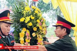 Hoàn nguyên từng phần mộ liệt sĩ với cả tấm lòng