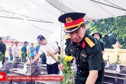Hoàn nguyên từng phần mộ liệt sĩ với cả tấm lòng