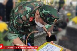 Hoàn nguyên từng phần mộ liệt sĩ với cả tấm lòng